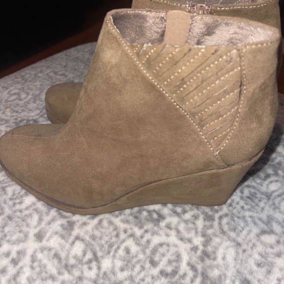 Rampage Tan Wedge Side Zip Ankle Boots / Booties Size 8 - Picture 4 of 8